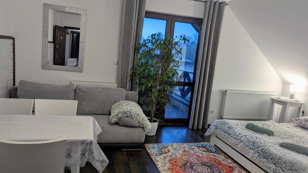 Pokój 2 - sofa i balkon